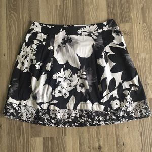 🎉 WHBM • Sassy Black & White Skirt 🎉